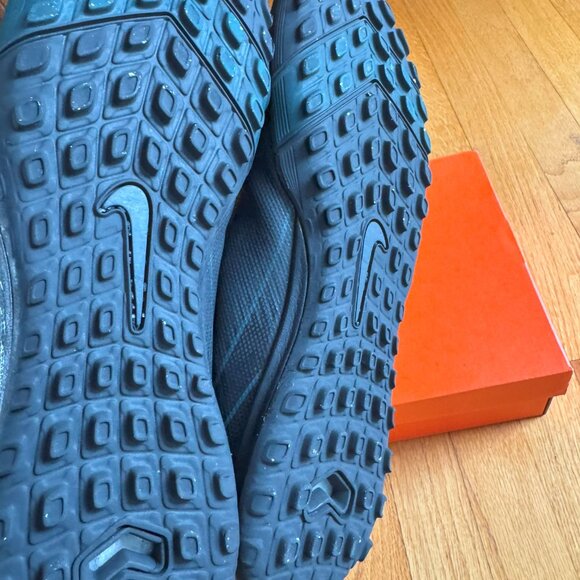 Nike turf soccer shoes - Picture 2 of 4